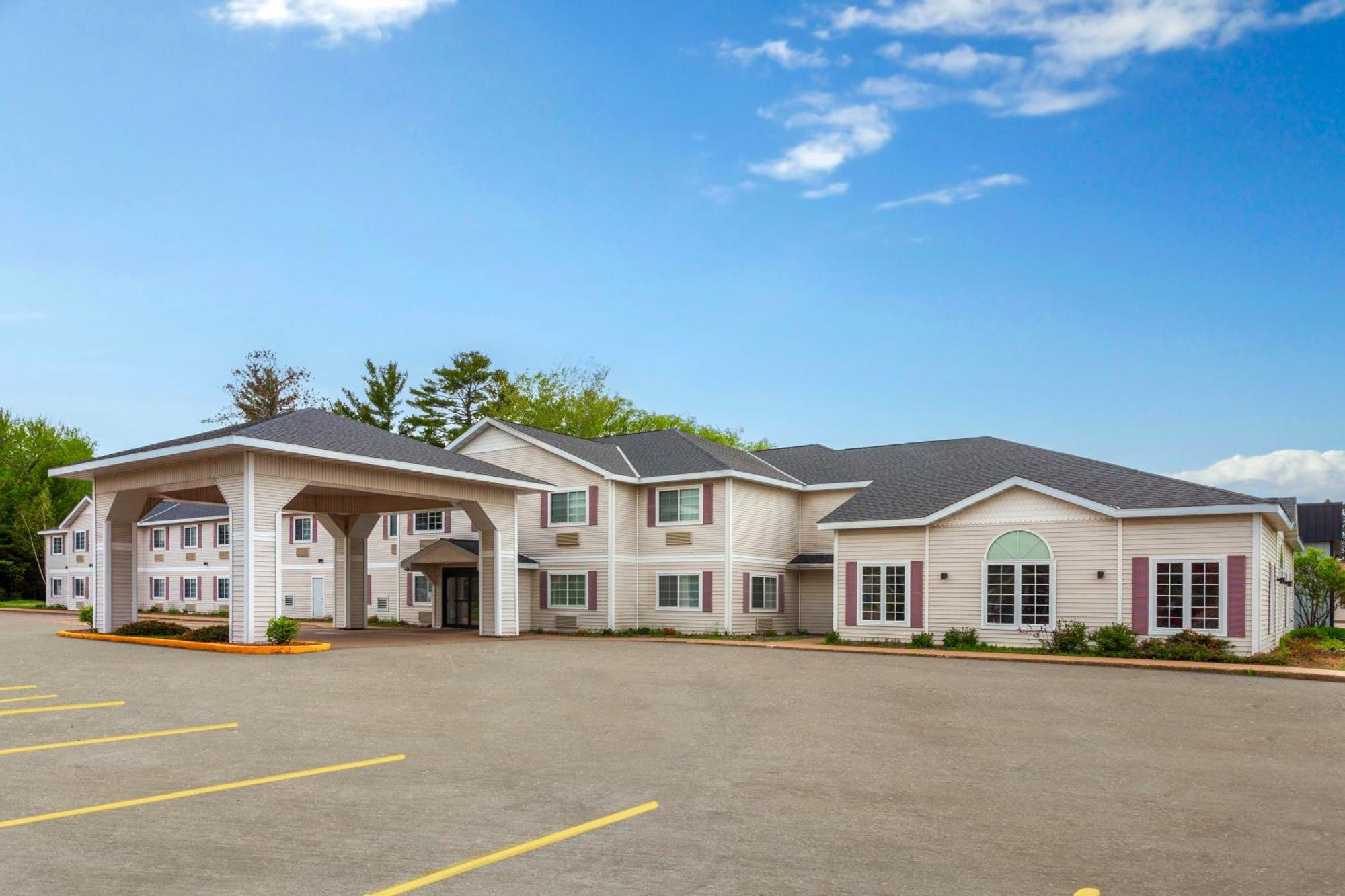 Americinn By Wyndham Eagle River Downtown Exterior photo